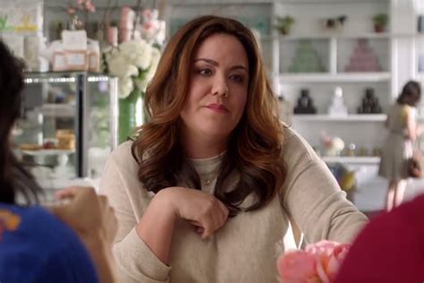 American Housewife Review: Katy Mixon Stars as a Woman of a。